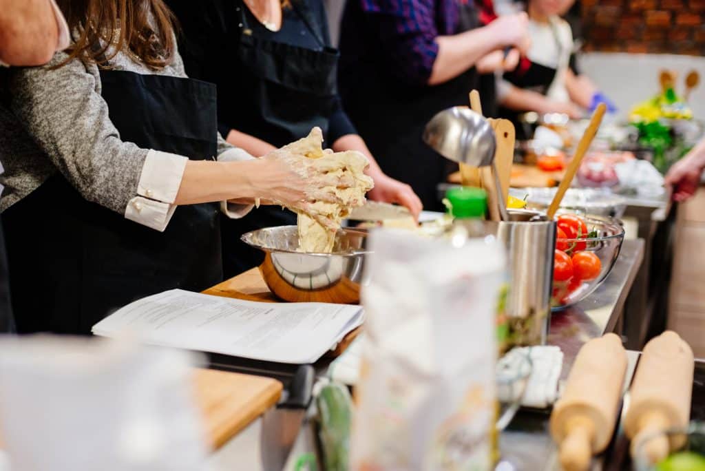 Cours de cuisine à domicile en équipe autour du travail de la pâte