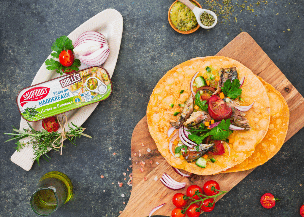 Tortillas maison de blé aux maquereaux, guacamole et légumes croquants